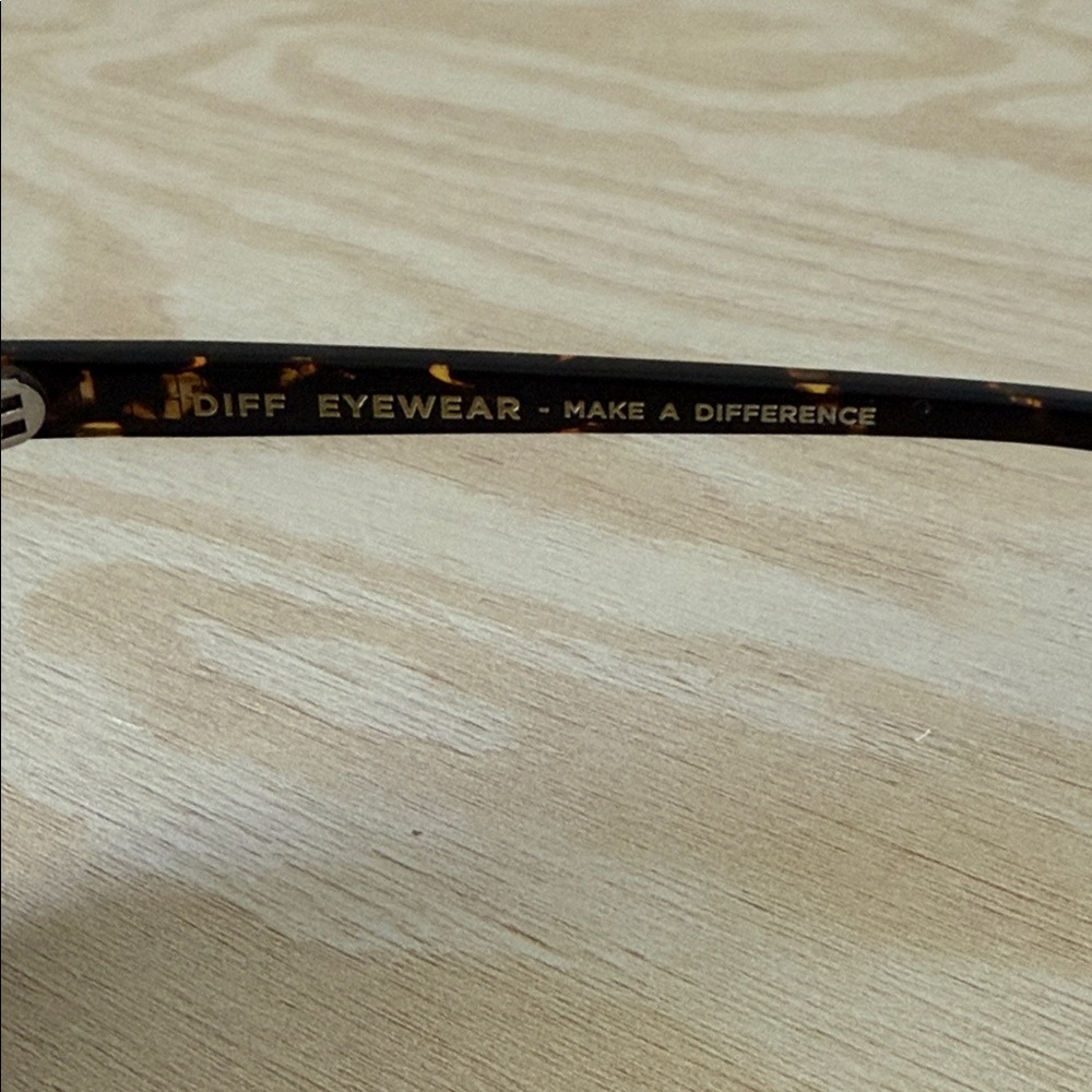 Tortoise Shell DIFF Polarized Sunglasses with Cas… - image 5